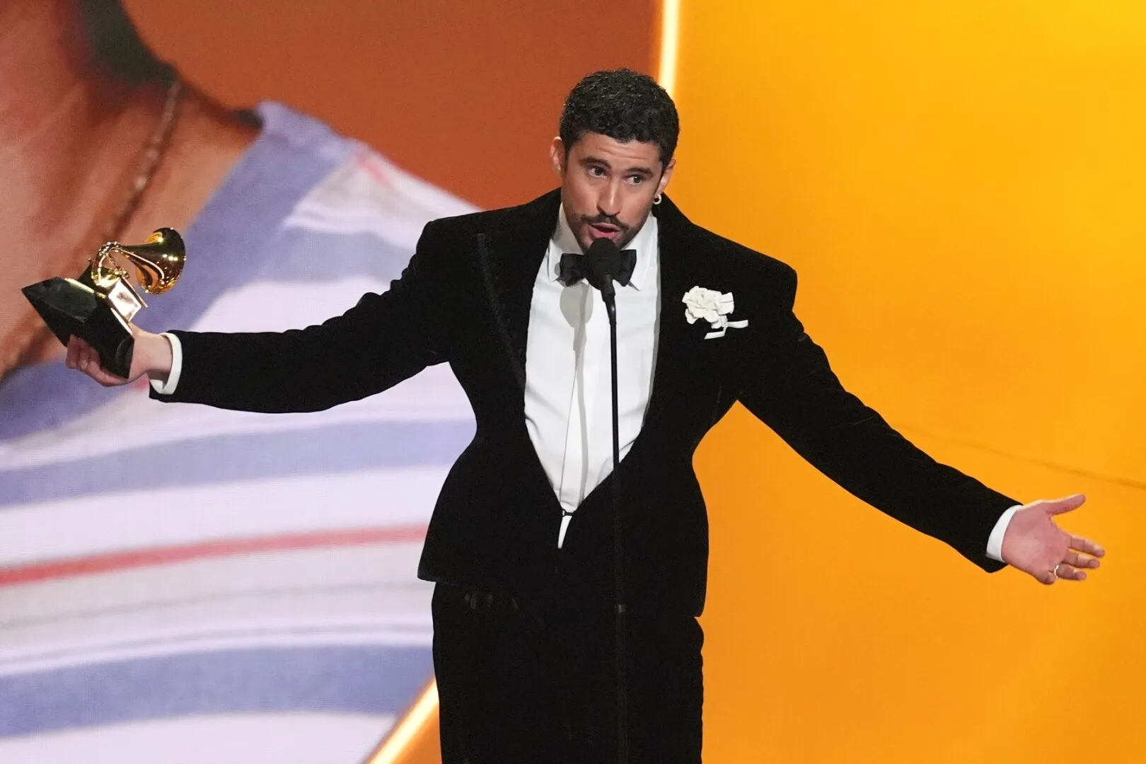 Bad Bunny a spus „ICE Out” atunci când a câştigat premiul Grammy şi a primit ovaţii: „Nu suntem sălbatici. Nu suntem animale. Suntem americani”