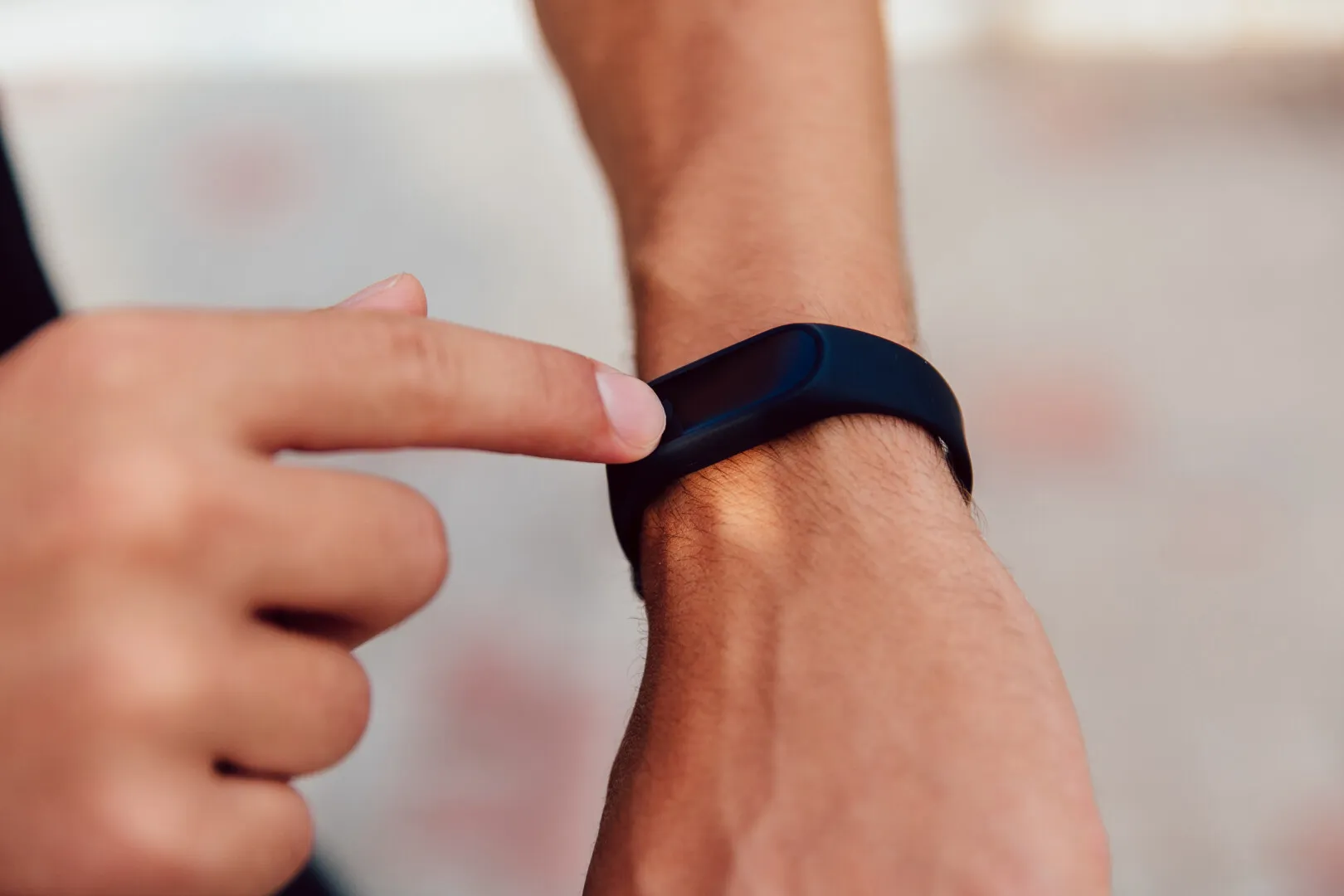 VIDEO Brățara care ajută persoanele cu deficiențe de auz să 'asculte' muzica, invenția premiată a patru studence românce. A fost deja testată la Untold