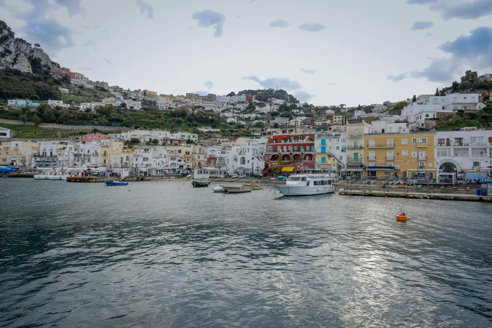 Insula Capri va interzice accesul turiștilor în grupuri mari. Noile reglementări pentru vizitatori