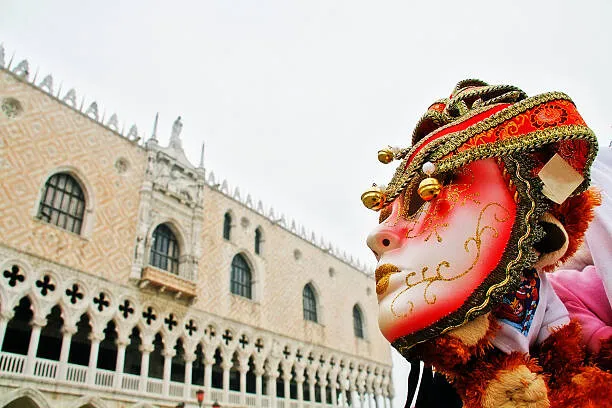 Începe Carnavalul de la Veneția: turiștii și localnicii se bucură de costume impresionante și parade spectaculoase