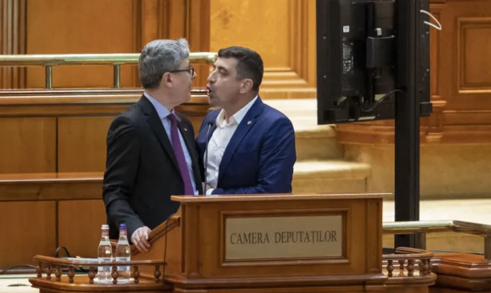 Judecătorii CCR tranșează bătălia din Parlament: Parlamentarii violenți vor putea fi interziși, dar numai în anumite condiții