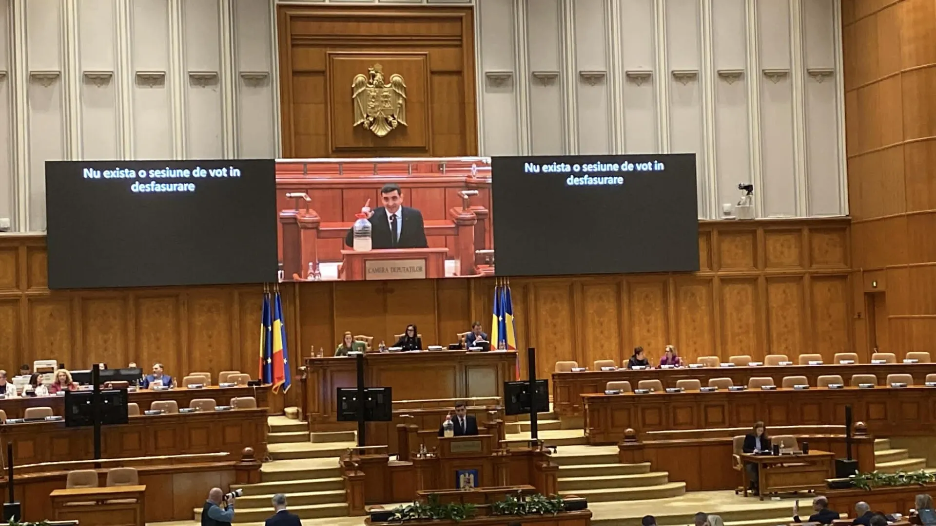 VIDEO George Simion a venit, în Parlament, cu apa pe care locuitorii din Curtea de Argeș 'o primesc la robinete': 'Aici nu este motorină'