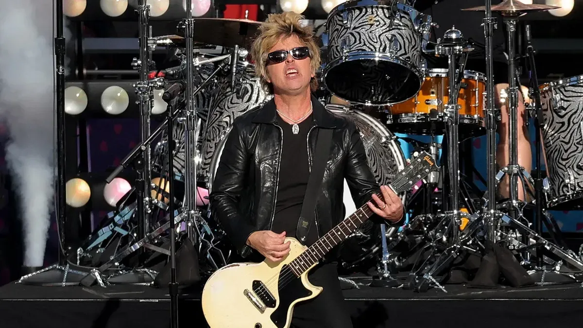 Green Day a făcut un show incendiar la Super Bowl LX