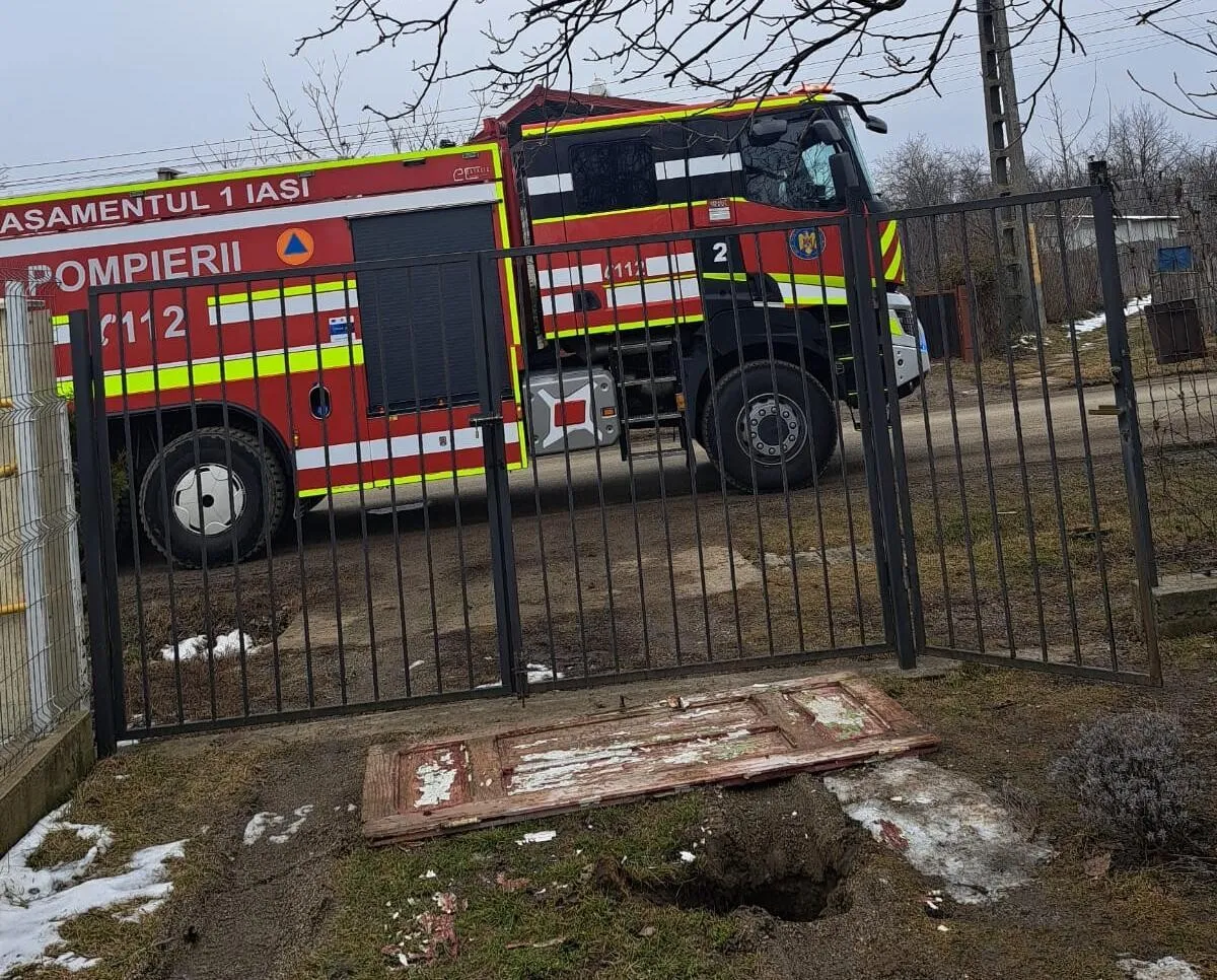 Intervenție a pompierilor într-o comună din Iași, după formarea unei gropi care a provocat tasarea terenului