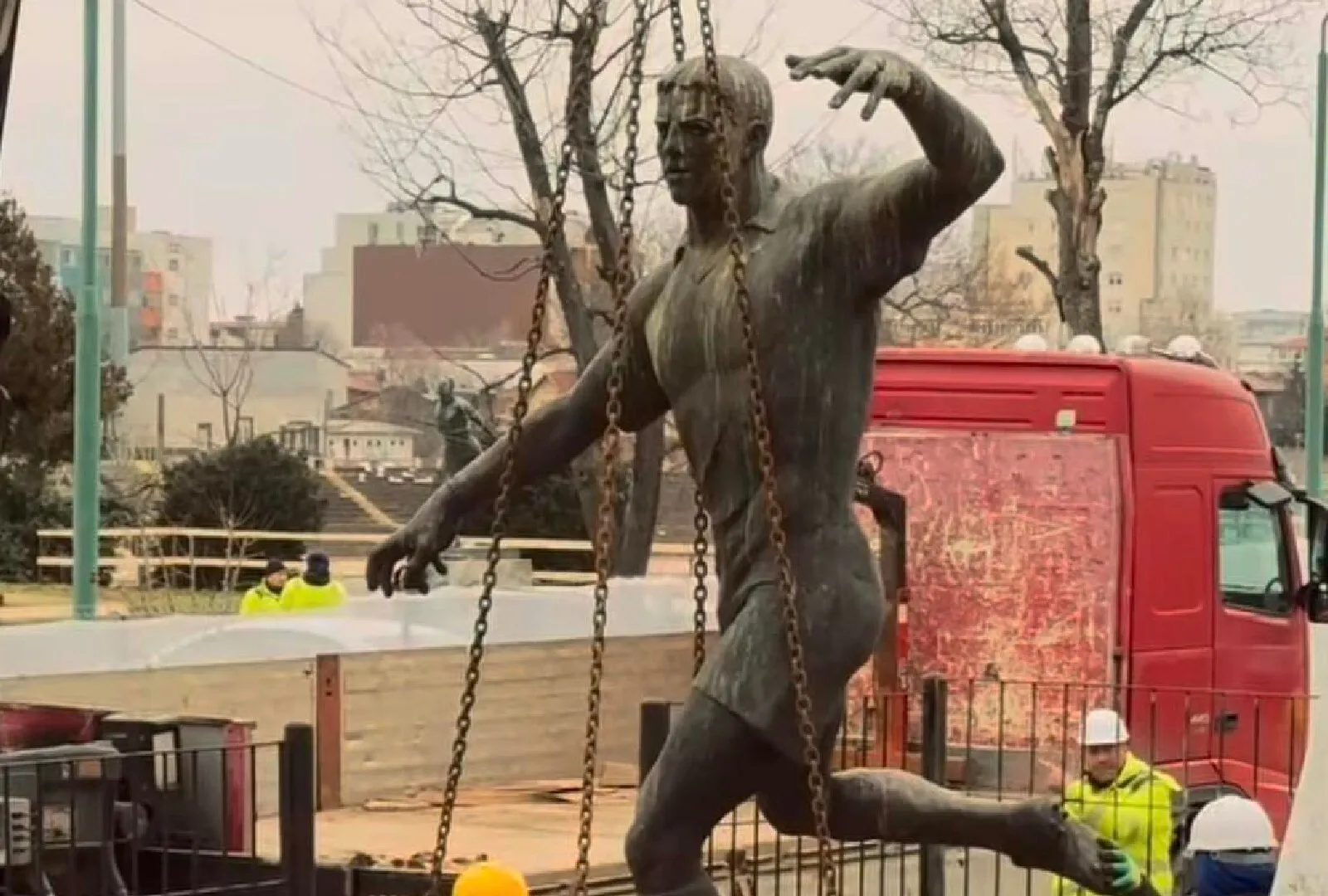 FOTO Statuile din Parcul Sportiv Dinamo au fost ridicate