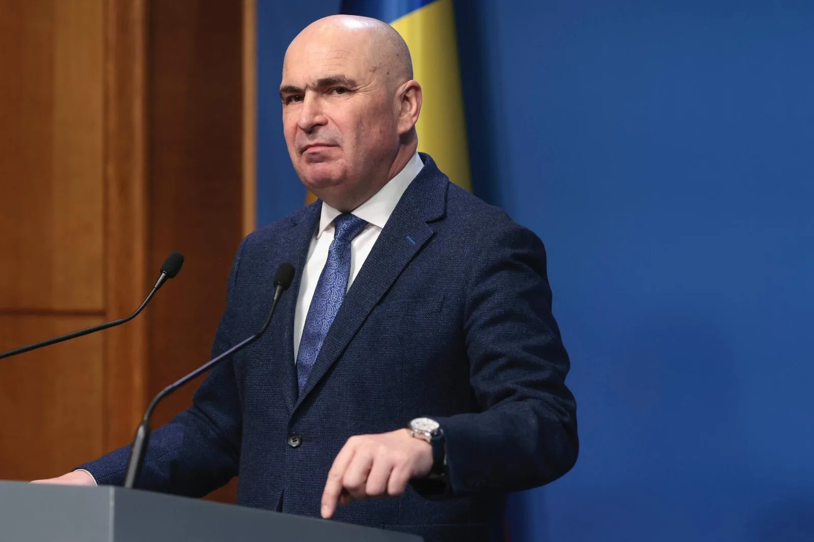 PSD iese la atac, după conferința maraton susținută de Ilie Bolojan: A tergiversat și a tăiat fără milă, fără dialog, fără rațiune!