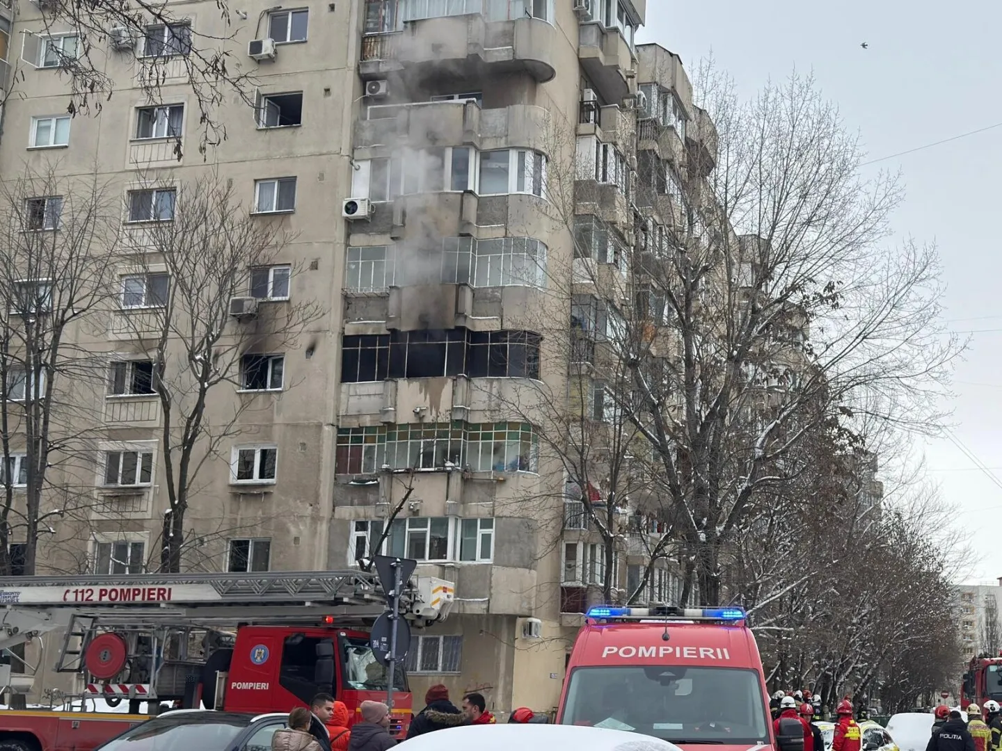 UPDATE Incendiu puternic într-un bloc din București: Pompierii intervin de urgență / FOTO