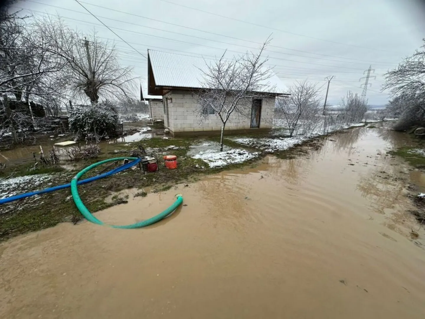FOTO ISU Buzău intervine în mai multe localități din județ din cauza codului portocaliu. Căderi de pietre şi alunecări de teren