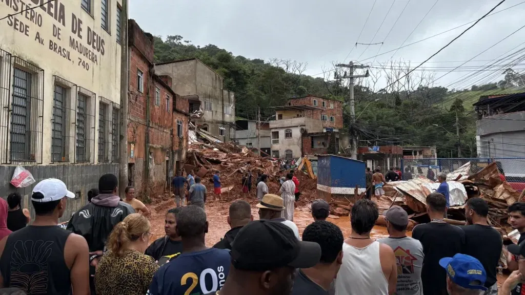 VIDEO Inundațiile record din Brazilia ucid și izolează comunități: Au murit 30 de oameni, iar 39 sunt dați dispăruți - Ursuleți de pluș și baloane printre dărâmături