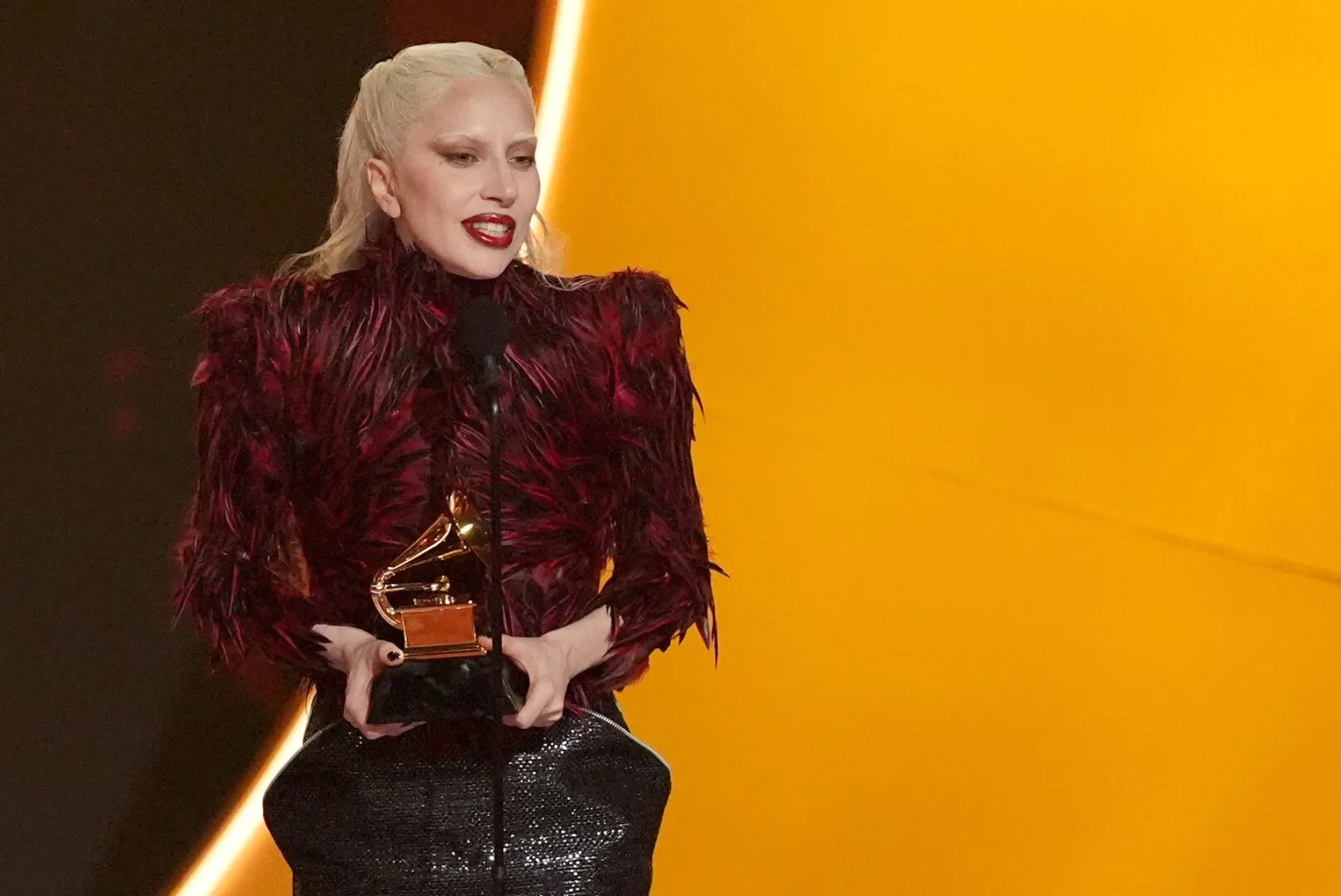 Lady Gaga a reinventat „Abracadabra” cu chitare rock, îmbrăcată cu o colivie de pasăre la premiile Grammy