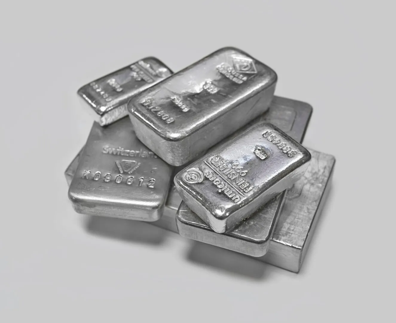 Cererea globală de argint va rămâne stabilă în 2026, susţinută de investiţiile fizice, potrivit Silver Institute