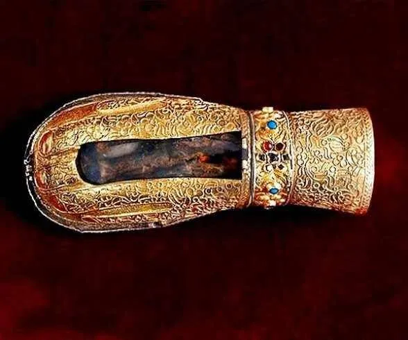 Racla cu un fragment din Moaștele Sfintei Mironosițe Maria Magdalena de la Mănăstirea Pantocrator ajunge spre închinare la Parohia Bădești din Argeș