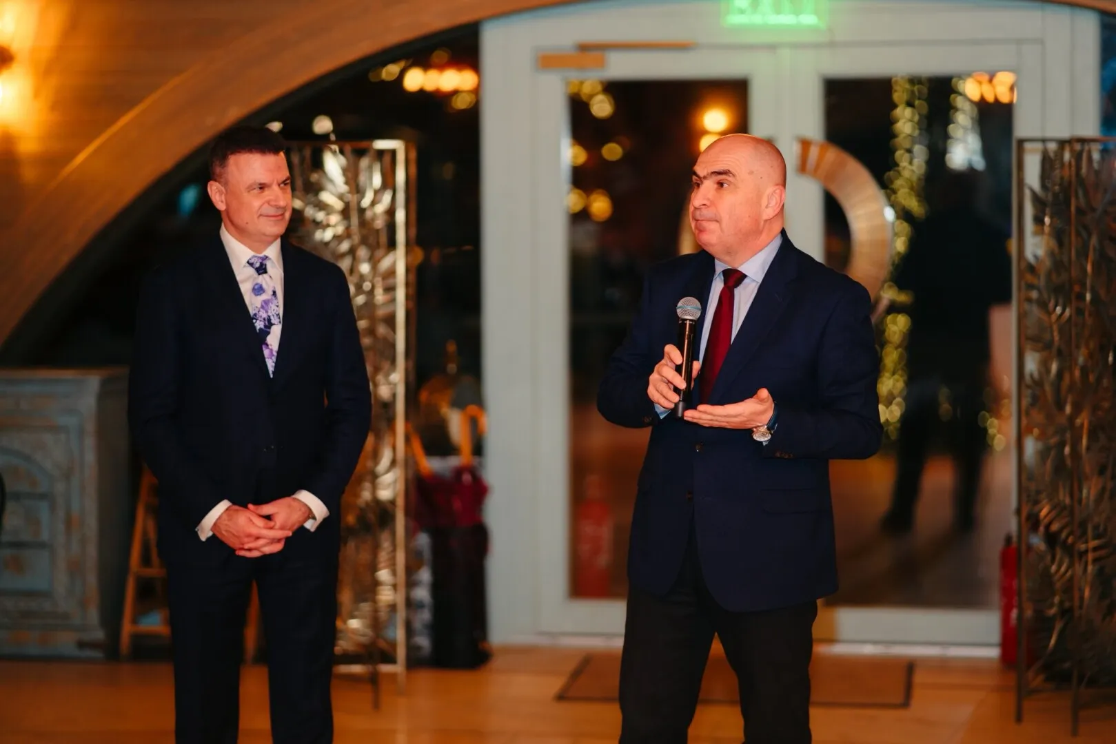 FOTO Deputatul Mircea Roșca rupe tăcerea după imaginile cu Ilie Bolojan la petrecerea sa: 'Trecem prin momente dificile, dar sunt momente necesare'