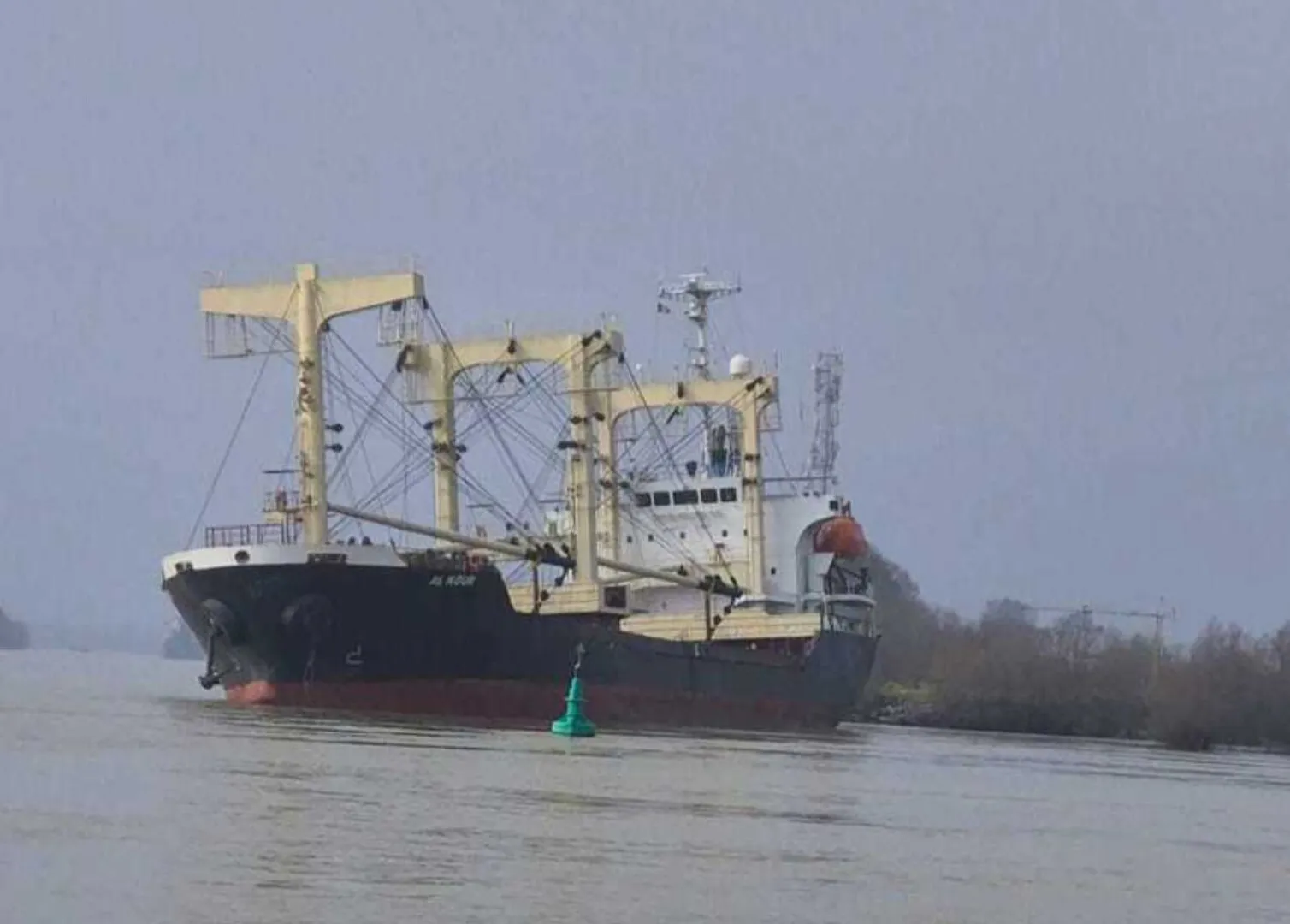 VIDEO Incident pe Canalul Sulina: O navă încărcată cu 6.300 de tone de soia a eşuat