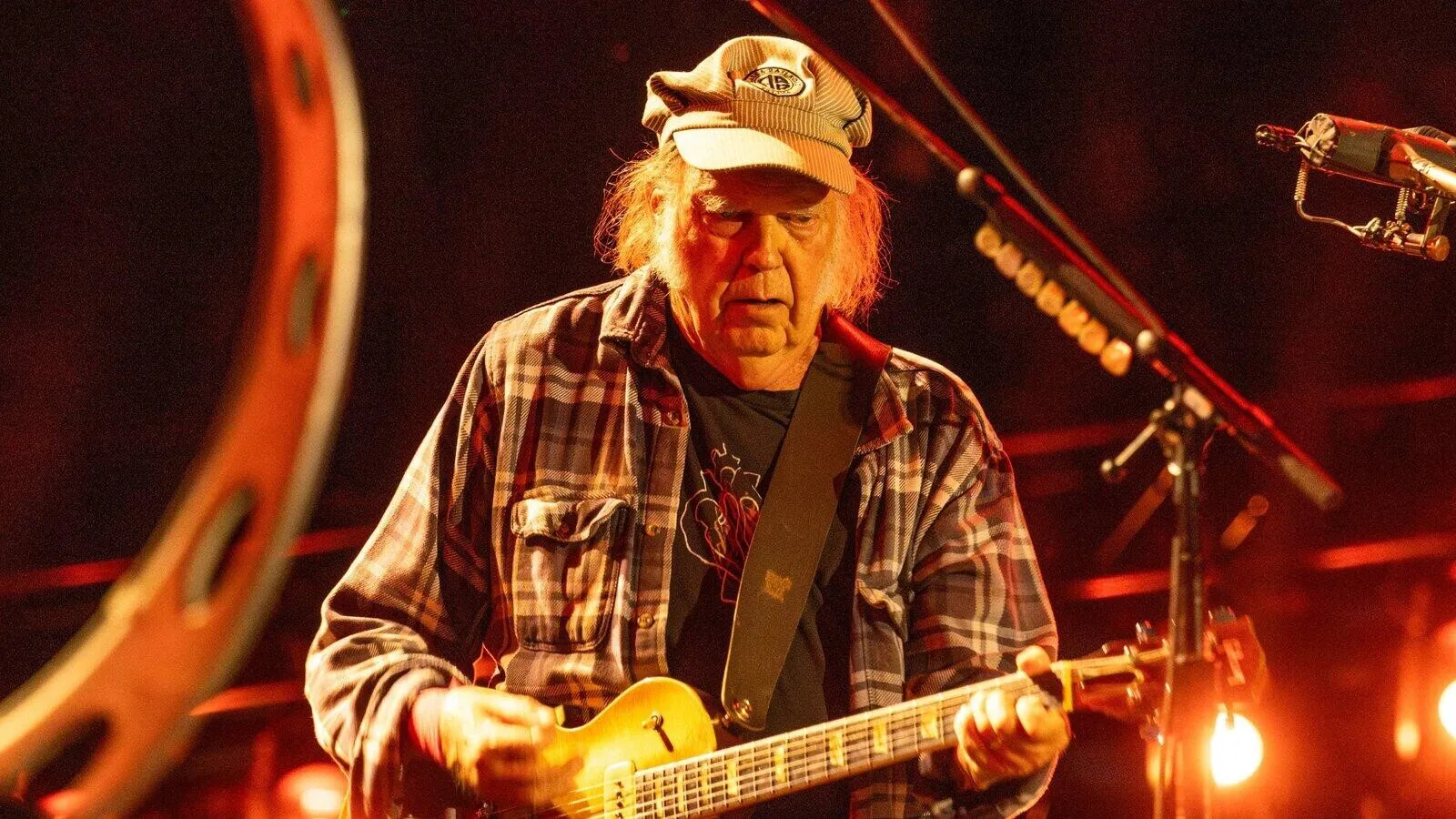 Neil Young și-a anulat turneul european: 'Nu este momentul potrivit'