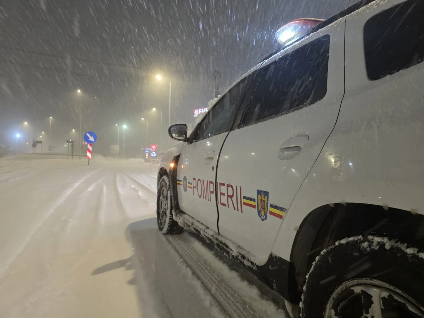 Pompierii ISUBIF, zeci de intervenții în București și Ilfov: Copaci căzuți peste mașini și pe drumuri