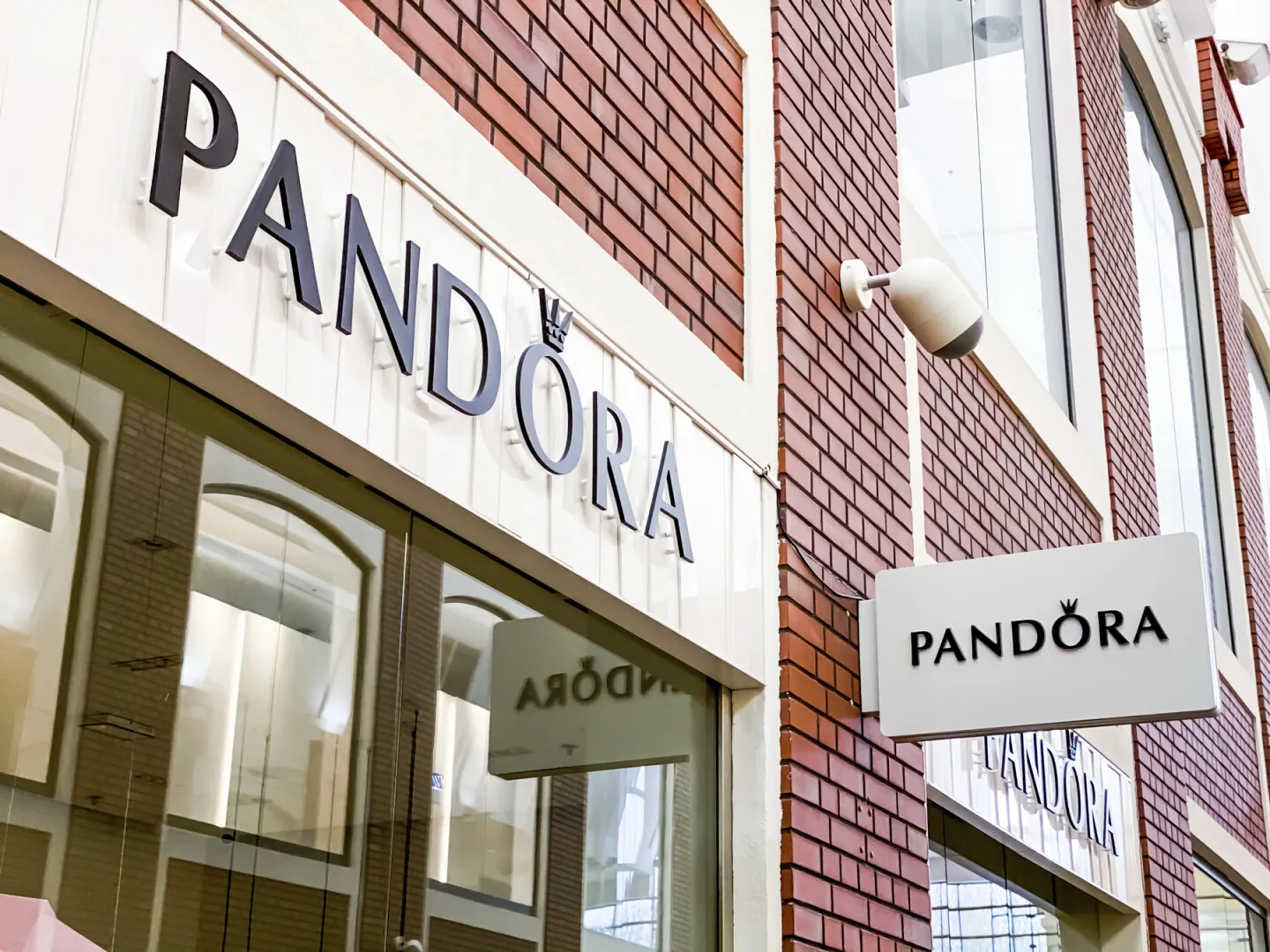 Declin de 7% al acţiunilor Pandora, marţi, după avertismente privind impactul volatilităţii preţului argintului