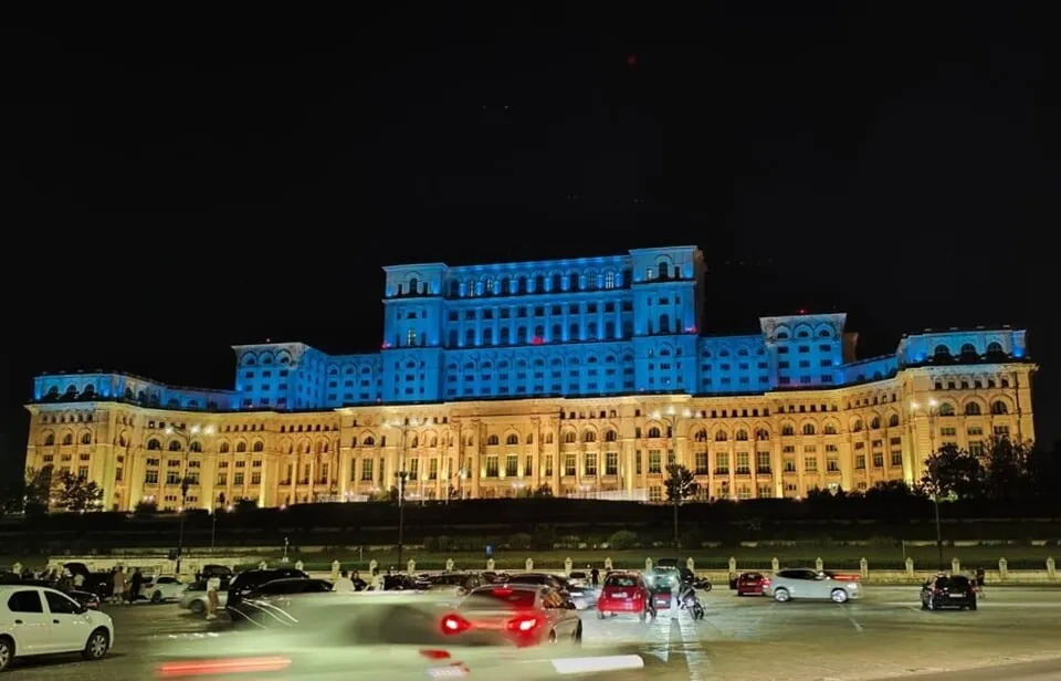 Parlamentul României va fi iluminat în culorile drapelului ucrainean, pentru a marca patru ani de război