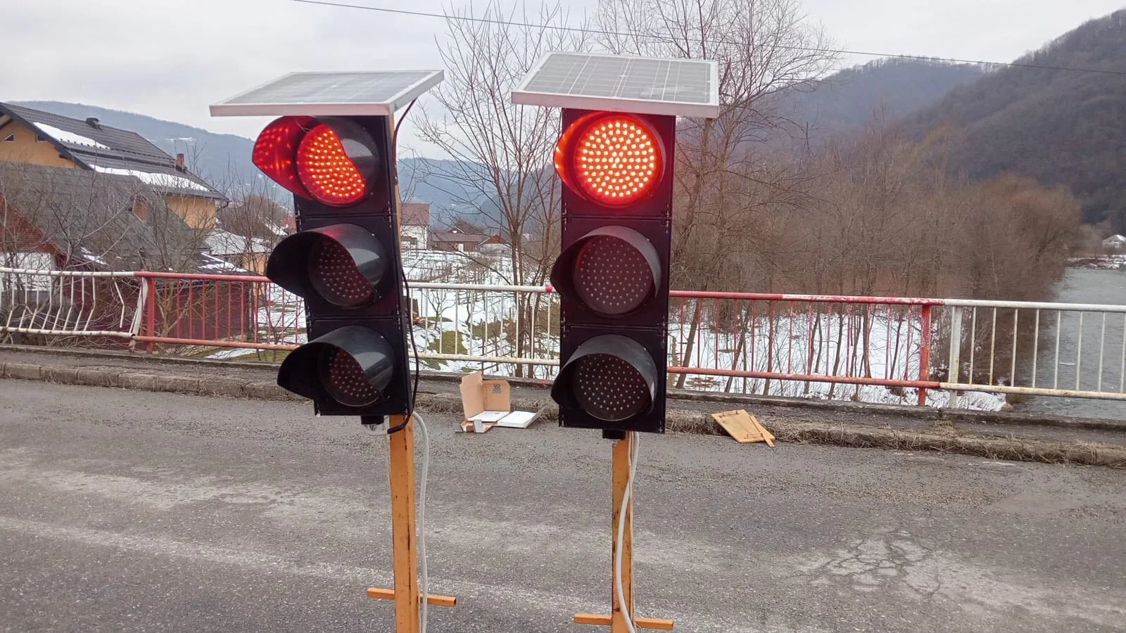 FOTO Podul de la Vişeu de Jos, redeschis traficului rutier, dar cu restricţii
