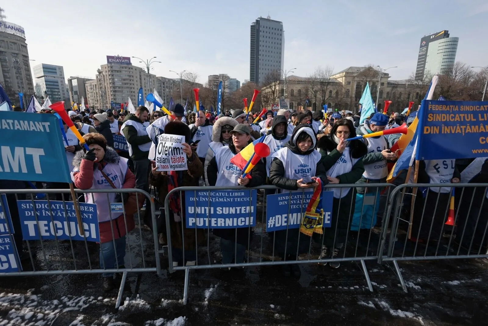 VIDEO FOTO Sindicaliștii din Educație protestează în fața Palatului Victoria: "Căutăm ministru. Guvern fără soluţii, ascuns după demisii"