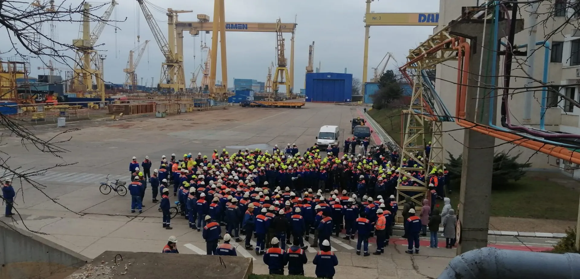 VIDEO A izbucnit un protest spontan la Șantierul Naval Mangalia: Oamenii sunt neplătiți de peste două luni