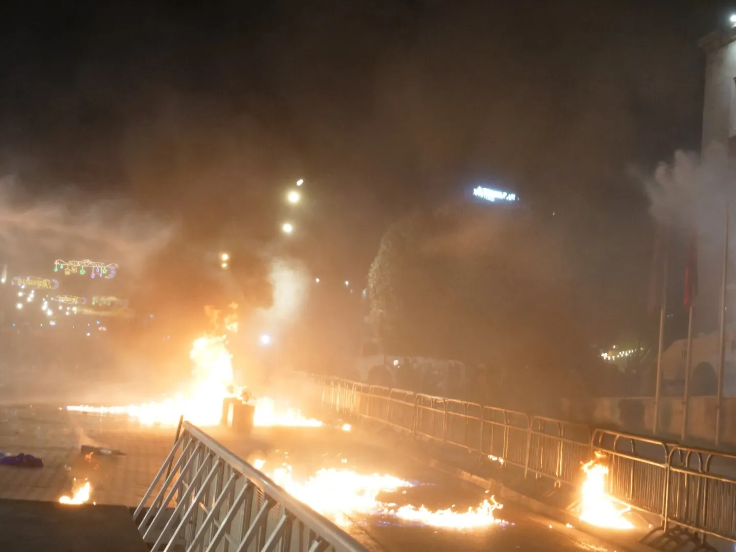 VIDEO Ciocniri violente la Tirana între poliţie şi protestatari. Forţele de ordine au folosit gaze lacrimogene şi tunuri de apă