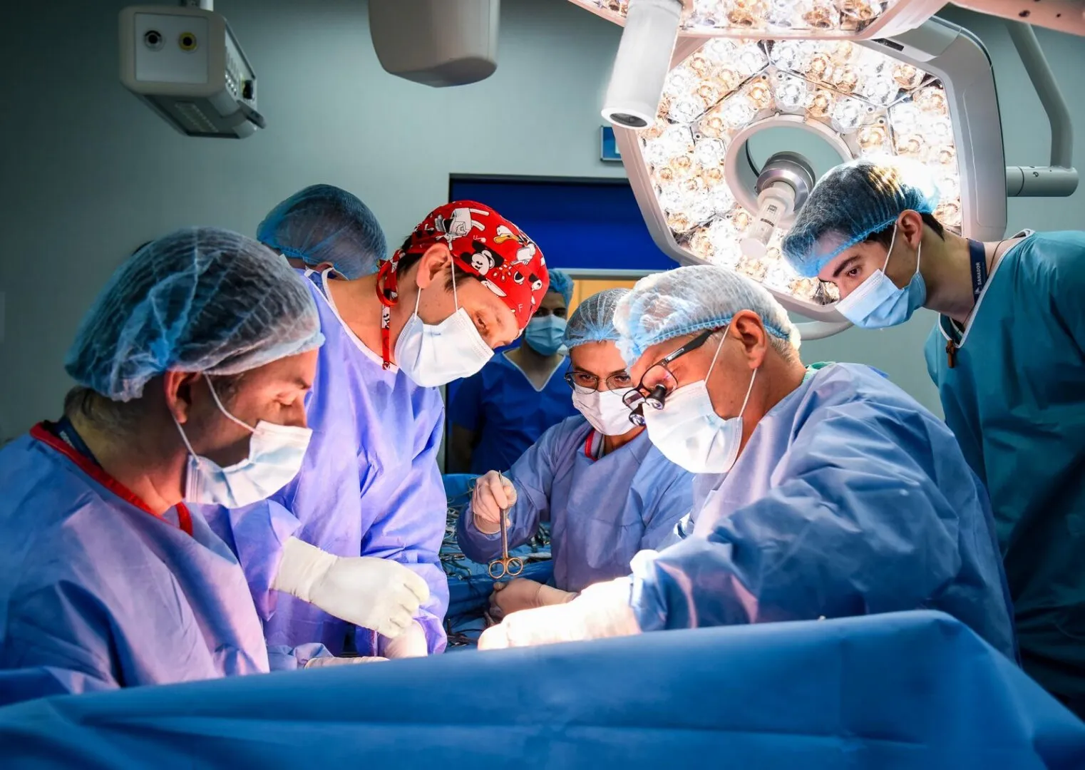 Un sfert de secol în care performanța medicală a devenit normalitate în România. Sanador aniversează 25 de ani