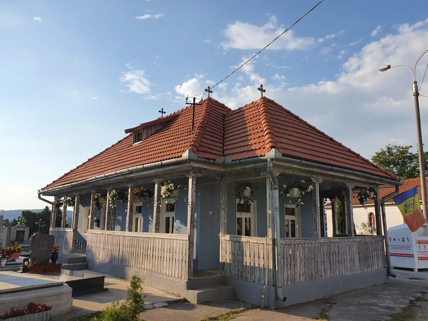 Prima școală românească din Târgu Mureș a prins din nou viață sub mâinile unui preot venit din Spania