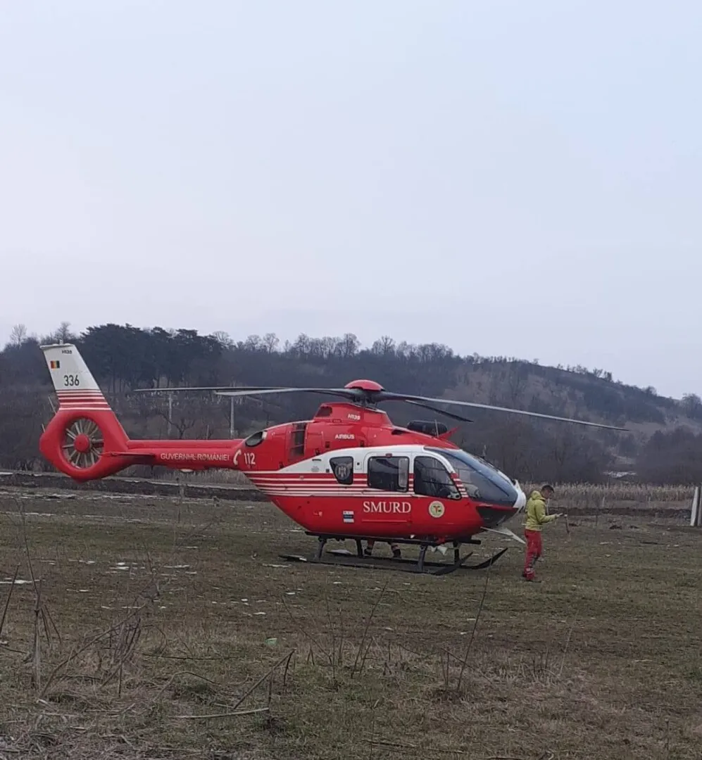 Elicopterul SMURD, intervenție dificilă pentru salvarea unui bărbat atacat de urs, în Mureș