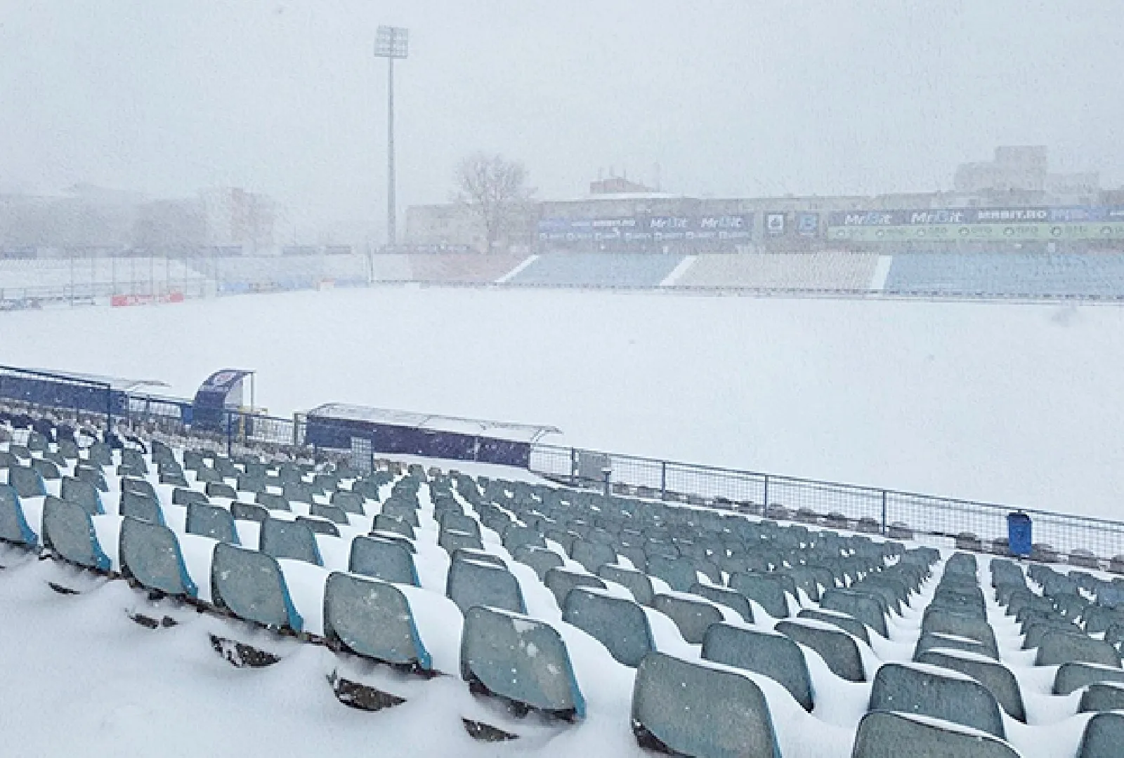 VIDEO Oţelul Galaţi cere ajutorul suporterilor pentru deszăpezirea gazonului înaintea meciului cu UTA