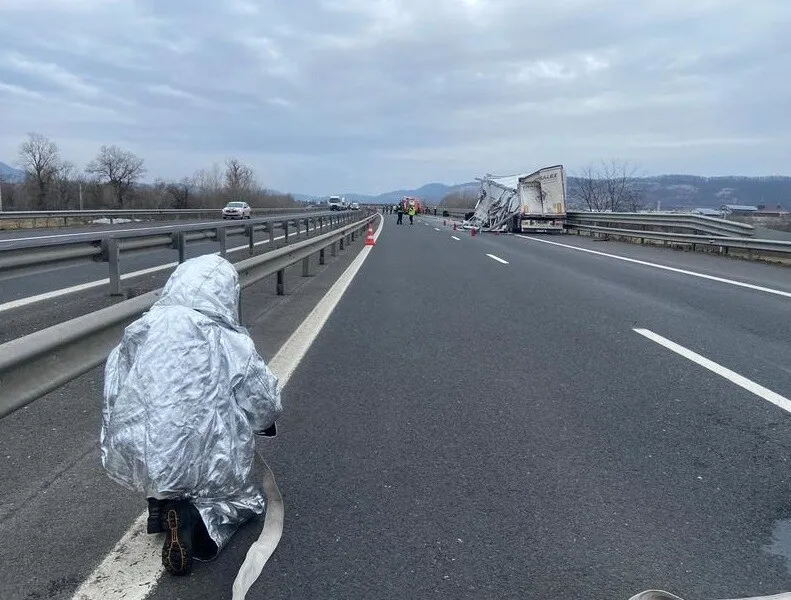 Alertă pe Autostrada A1: Sulfat de amoniu pe carosabil, în urma unui accident între două camioane
