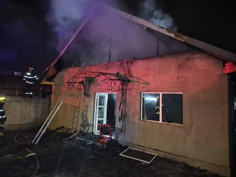 Incendiu puternic în Constanța: A ars o casă în Palazu Mare. Patru adulți și patru copii au scăpat cu greu