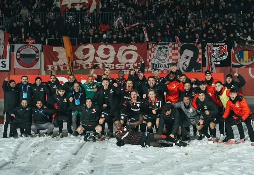 Dinamoviștii s-au 'antrenat' cu bulgări înaintea meciului cu Farul