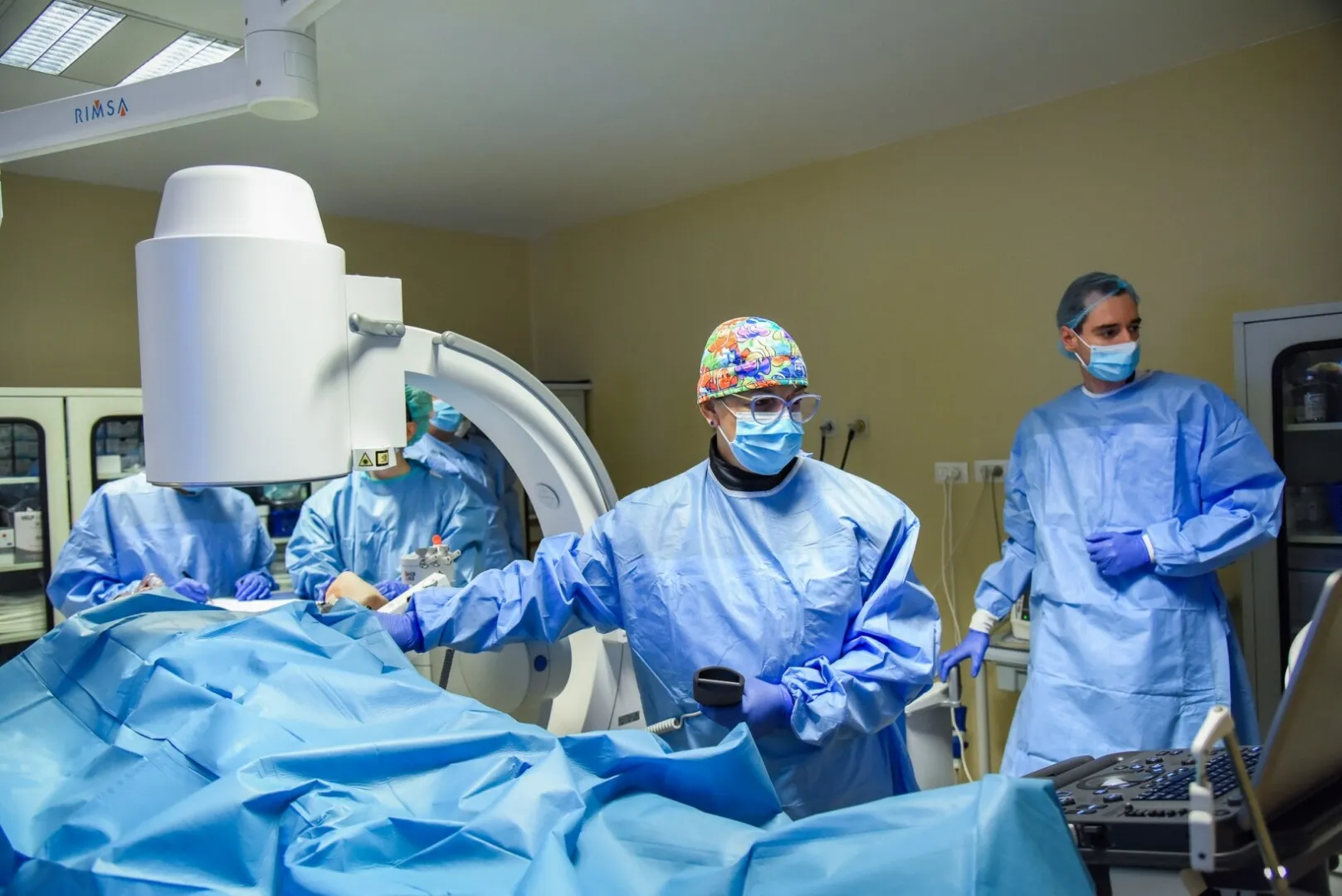 Cum se tratează minim invaziv pietrele la rinichi