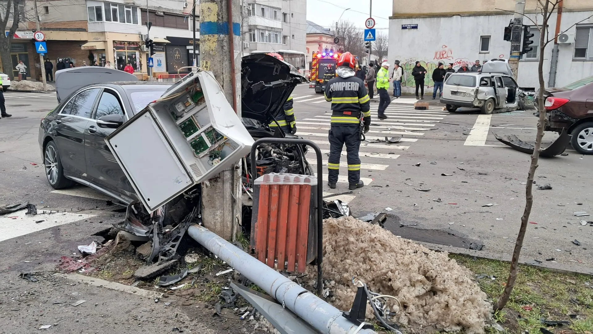 O femeie a rămas fără un picior după un accident în lanț provocat de un șofer care a trecut pe roșu la semafor, în Brăila