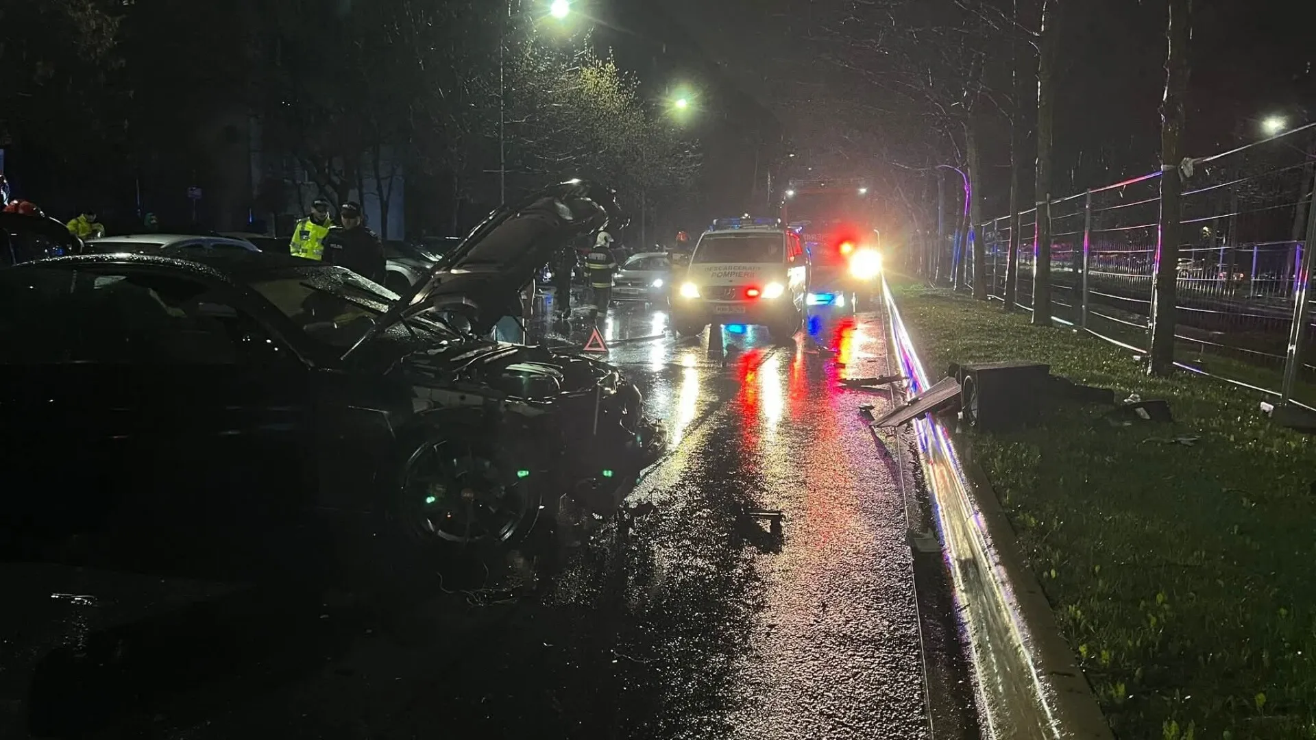 VIDEO Opt mașini parcate în Capitală, lovite de un vehicul scăpat de sub control