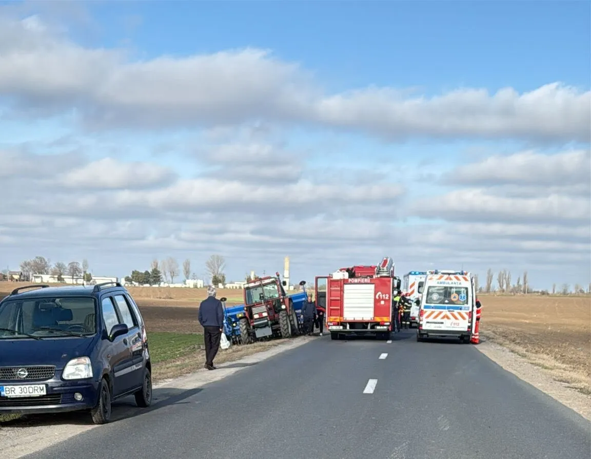 Trafic blocat pe DN 23, după un accident cu trei răniţi între un autoturism şi un utilaj agricol