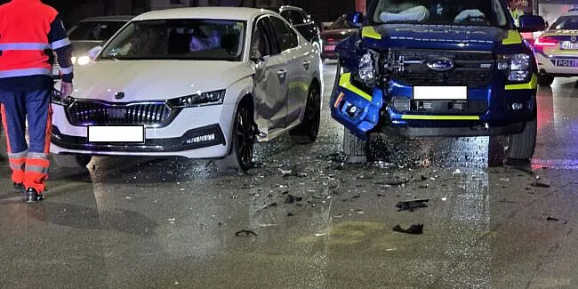 Misiune oprită în trafic: O autospecială de poliție a fost implicată într-un accident, în Suceava, Oamenii legii au ajuns la spital