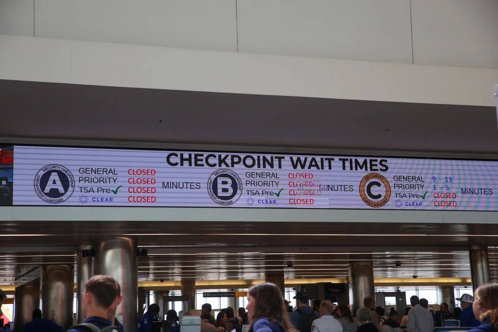 Este nebunie pe aeroporturile din SUA: S-au format cozi cum nu s-a mai văzut. Trump vrea să trimită Garda Națională