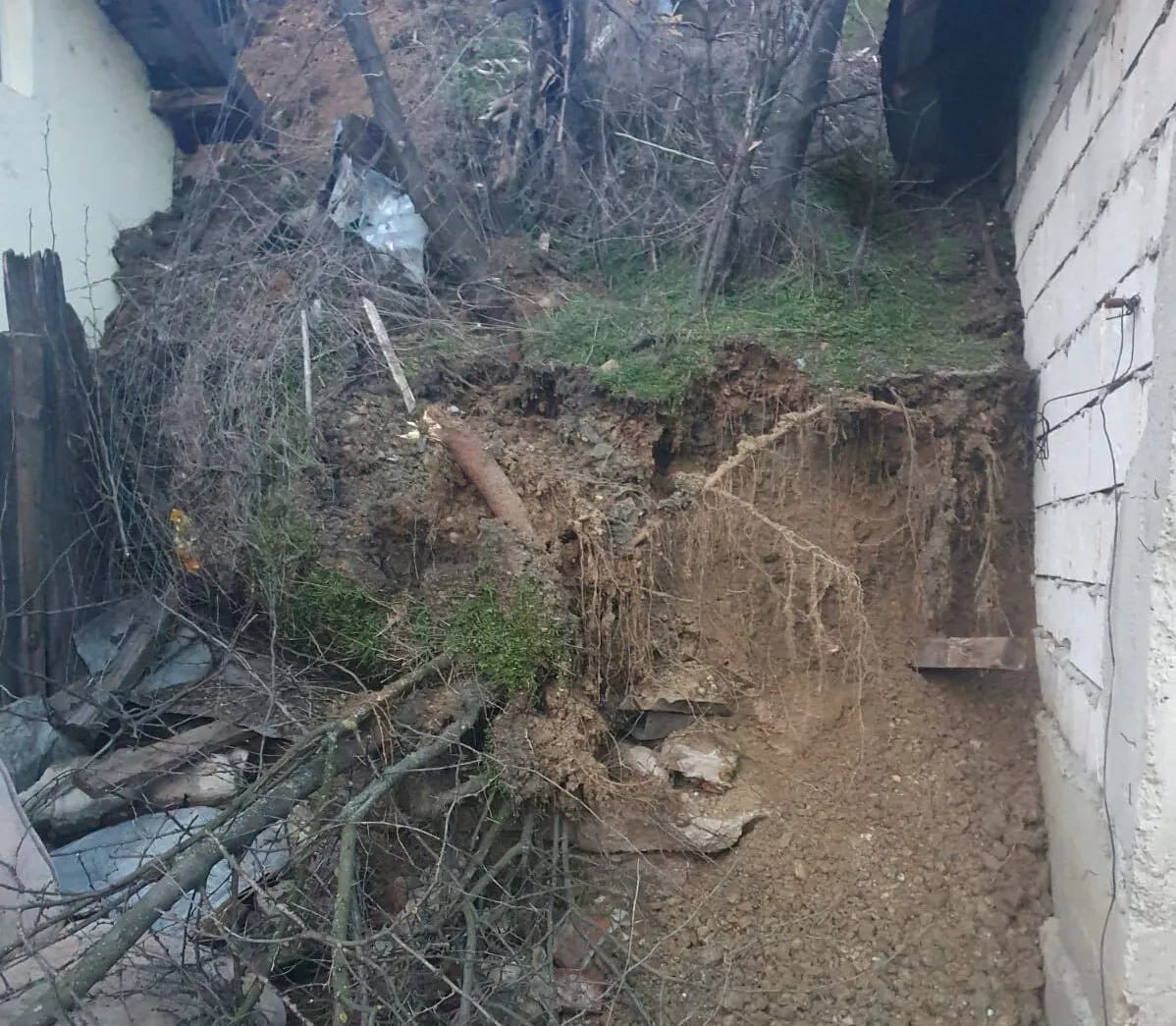 VIDEO-FOTO Primarul Slatinei, despre alunecările de teren care au afectat şapte case: "Niciun arhitect şef nu ar fi semnat autorizatii pentru acea zonă, având in vedere proximitatea dealului si pericolul iminent". Ce se întâmplă cu familiile evacuate