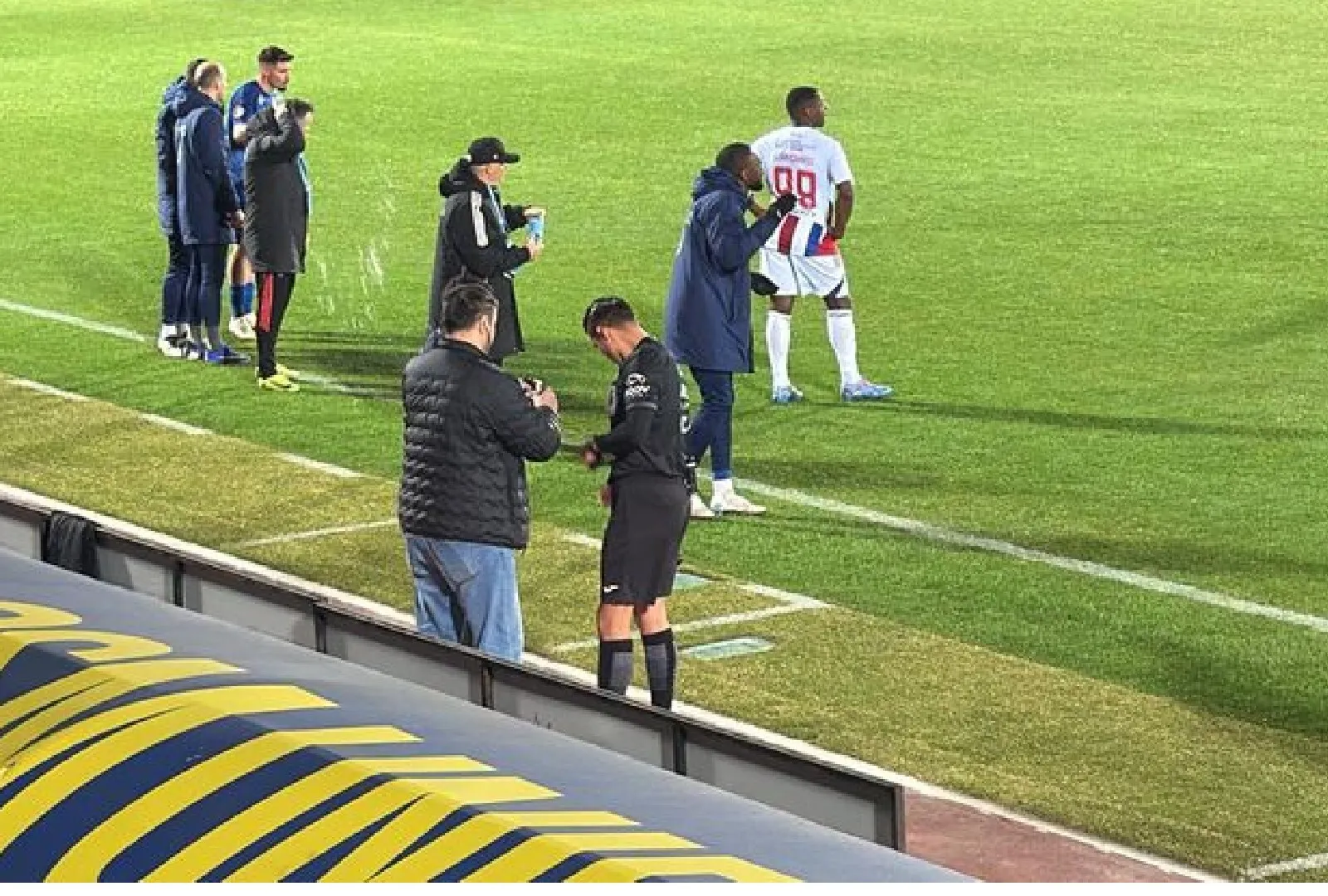 VIDEO Imagini rare la meciul Unirea Slobozia - Oțelul Galați. Arbitrul s-a accidentat și a fost schimbat