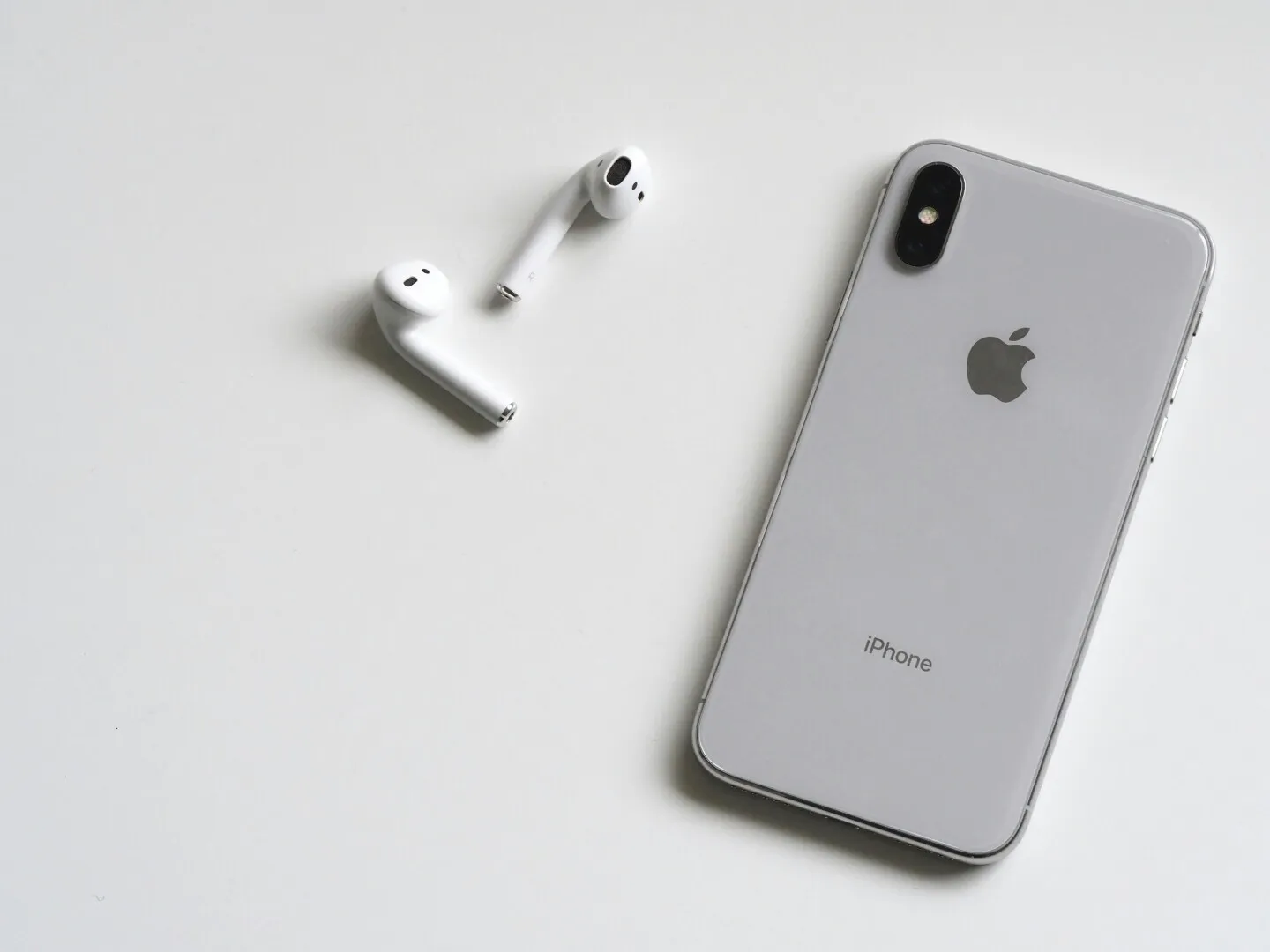 Apple lansează AirPods Max 2. Cu ce preț se vând căștile