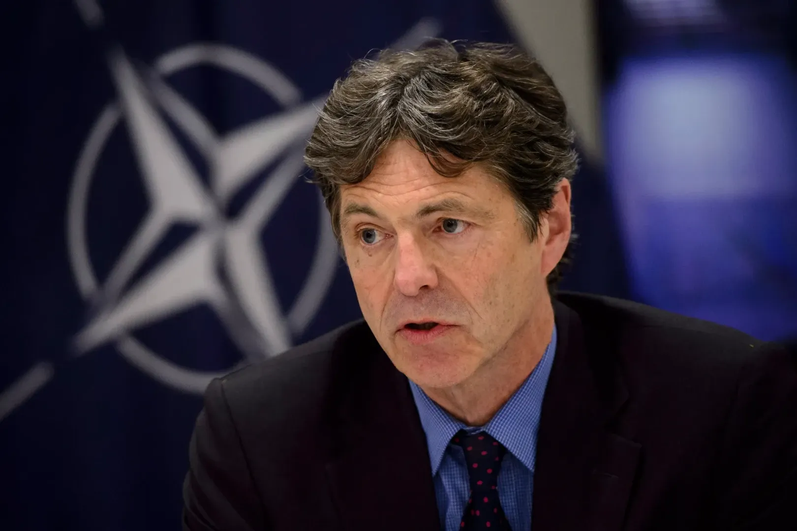 Un fost șef pe intelligence al NATO a căzut, ca un amator, în plasa atacurilor cibernetice! Și-a introdus PIN-ul de bunăvoie