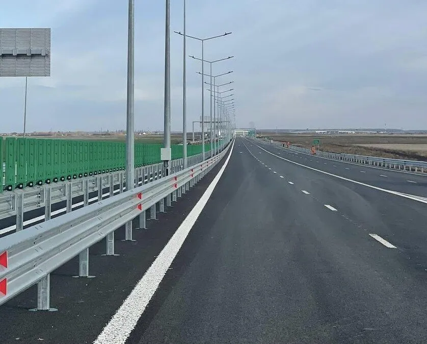 Camion răsturnat pe A1, trafic blocat: Șoferul a rămas încarcerat