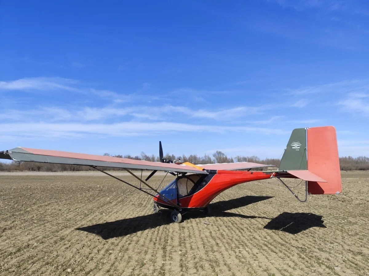 FOTO Un ucrainean a preferat dosarul penal în locul războiului: a intrat ilegal în România cu un avion de mici dimensiuni