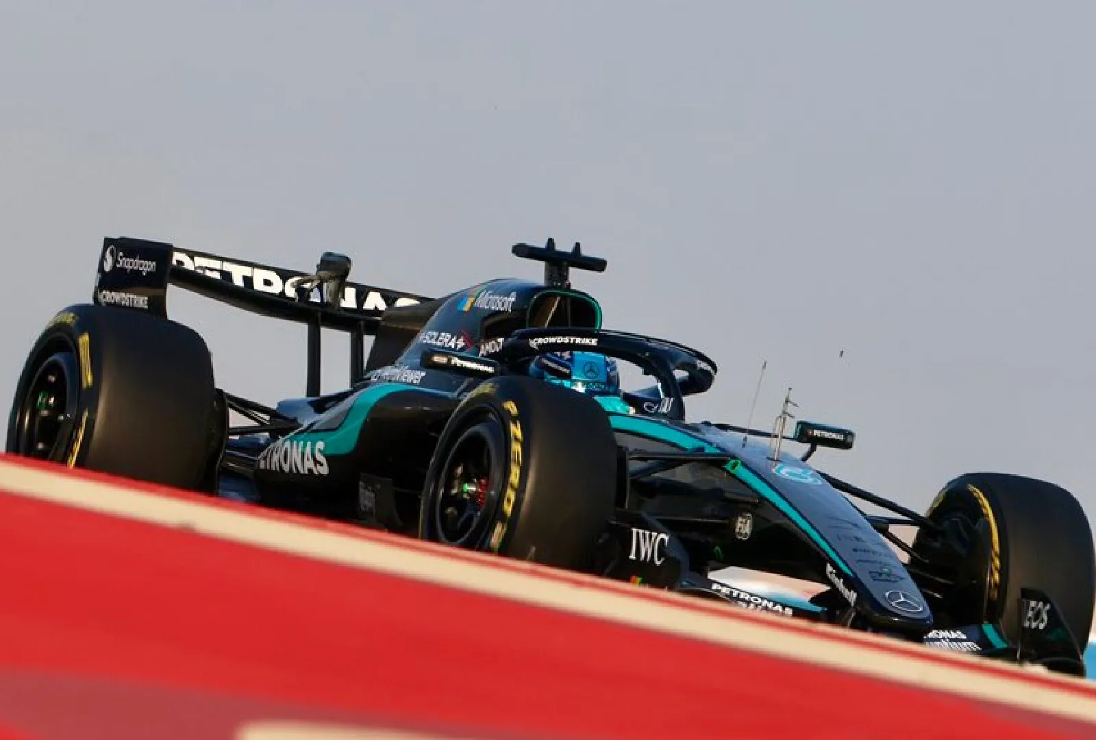 Mai multe echipe de Formula 1 sunt blocate în Bahrain. Mercedes, McLaren și Pirelli fac tot ce pot să-și evacueze personalul