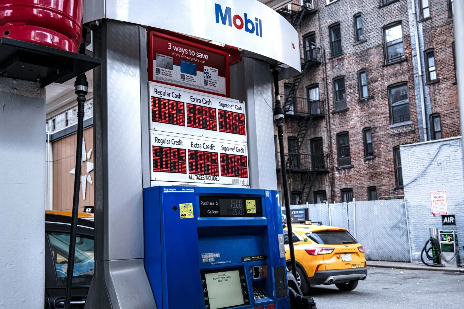 VIDEO Este nebunie în SUA: Prețurile benzinei au bubuit, în plină campanie electorală. Probleme pentru Trump și republicani