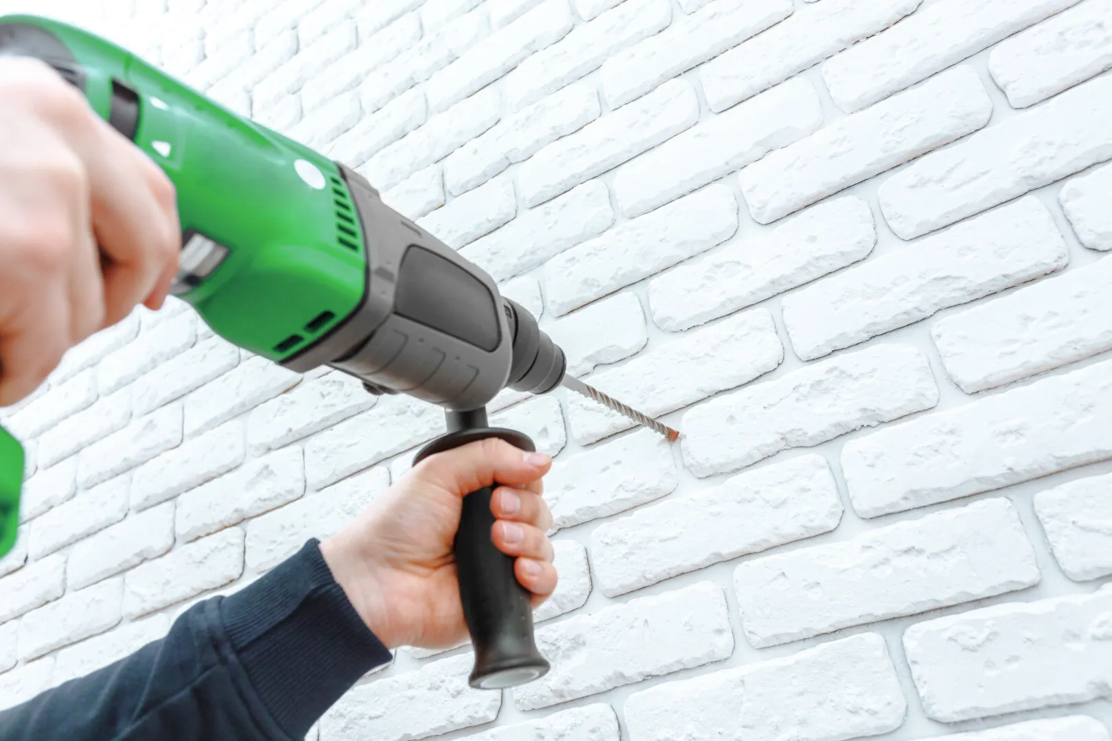 Adio bormașină! Un student a creat cimentul magnetic care ține tablourile și etajerele suspendate fără cuie, dibluri sau șuruburi