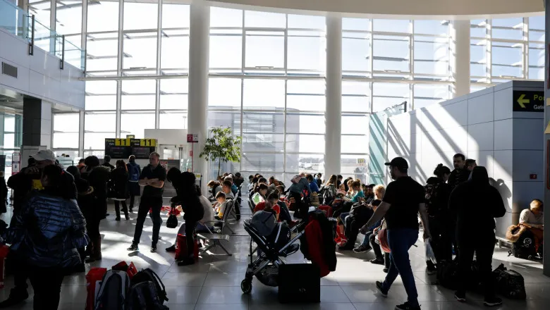 MAE caută soluții de urgență: evacuarea românilor ar putea avea loc pe cale terestră. Varianta Oman sau Arabia Saudită, analizată de MAE