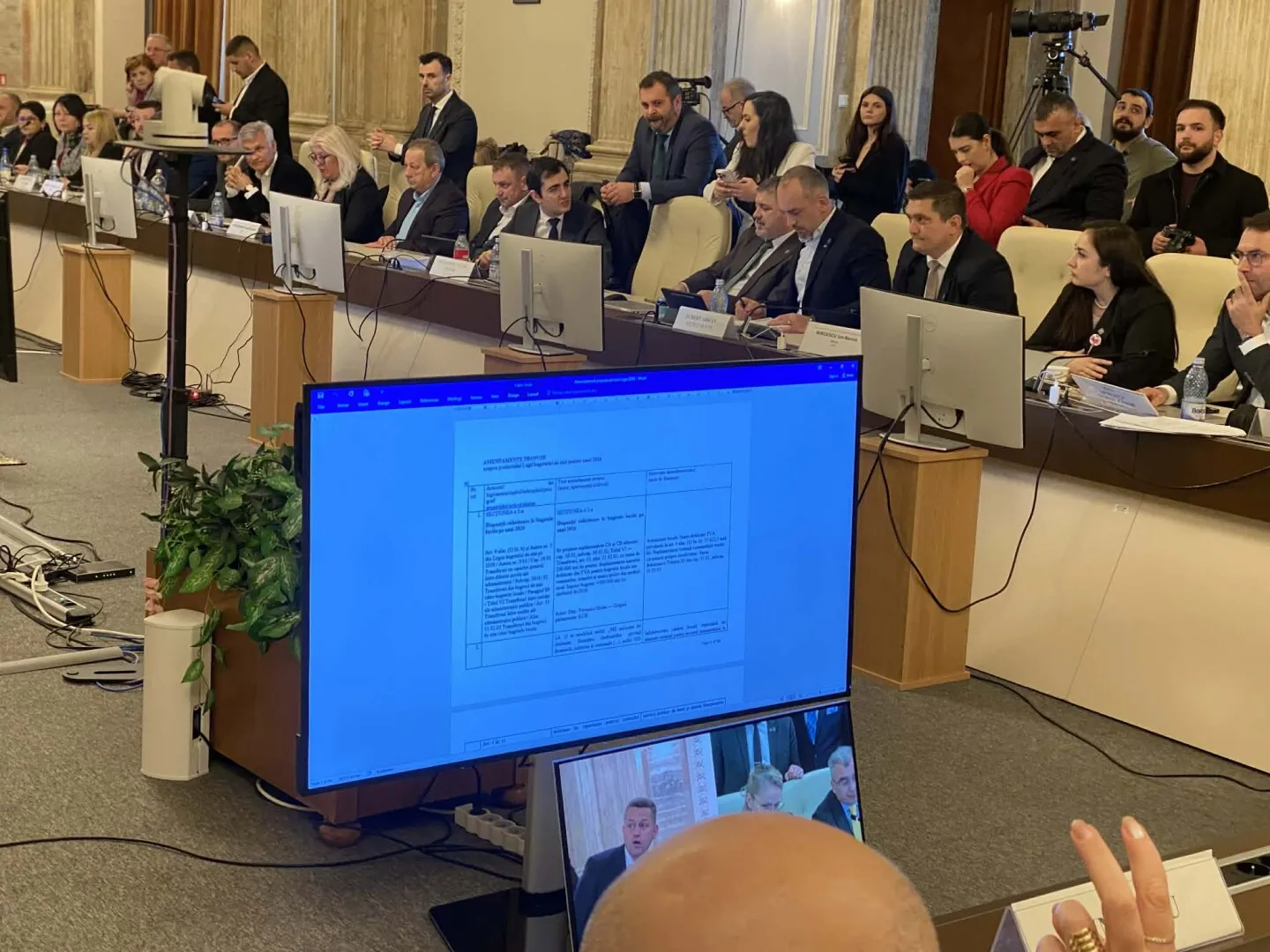 Puterea și Opoziția și-au dat mâna în comisiile Parlamentului! O singură abținere! Se iau bani de la Înalta Curte și se dau la primării